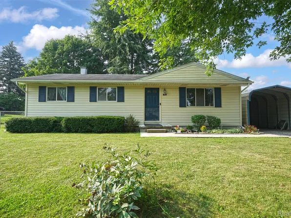 1761 Carriage Ln, Lapeer, MI 48446