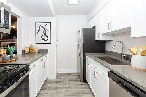 Foothill Place Apartments — Photo 4