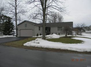 4 Woodbine Dr, Oswego, NY 13126