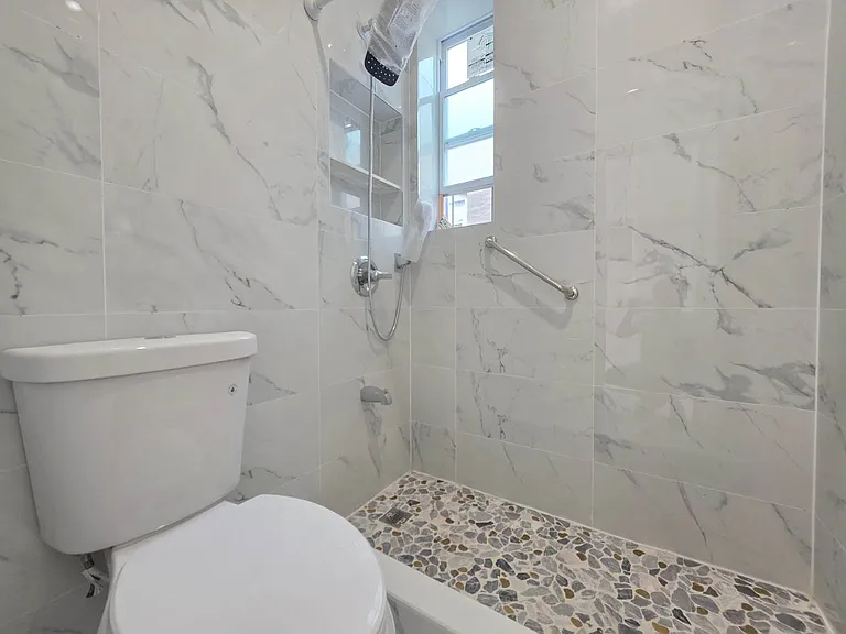 2722 E 26th St #2R — Photo 9