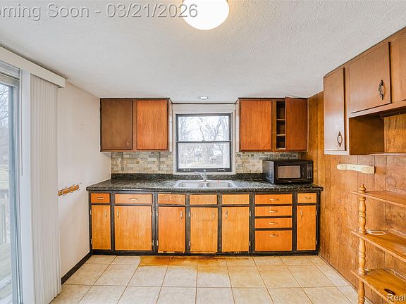 4th image of 23675 Novi Rd