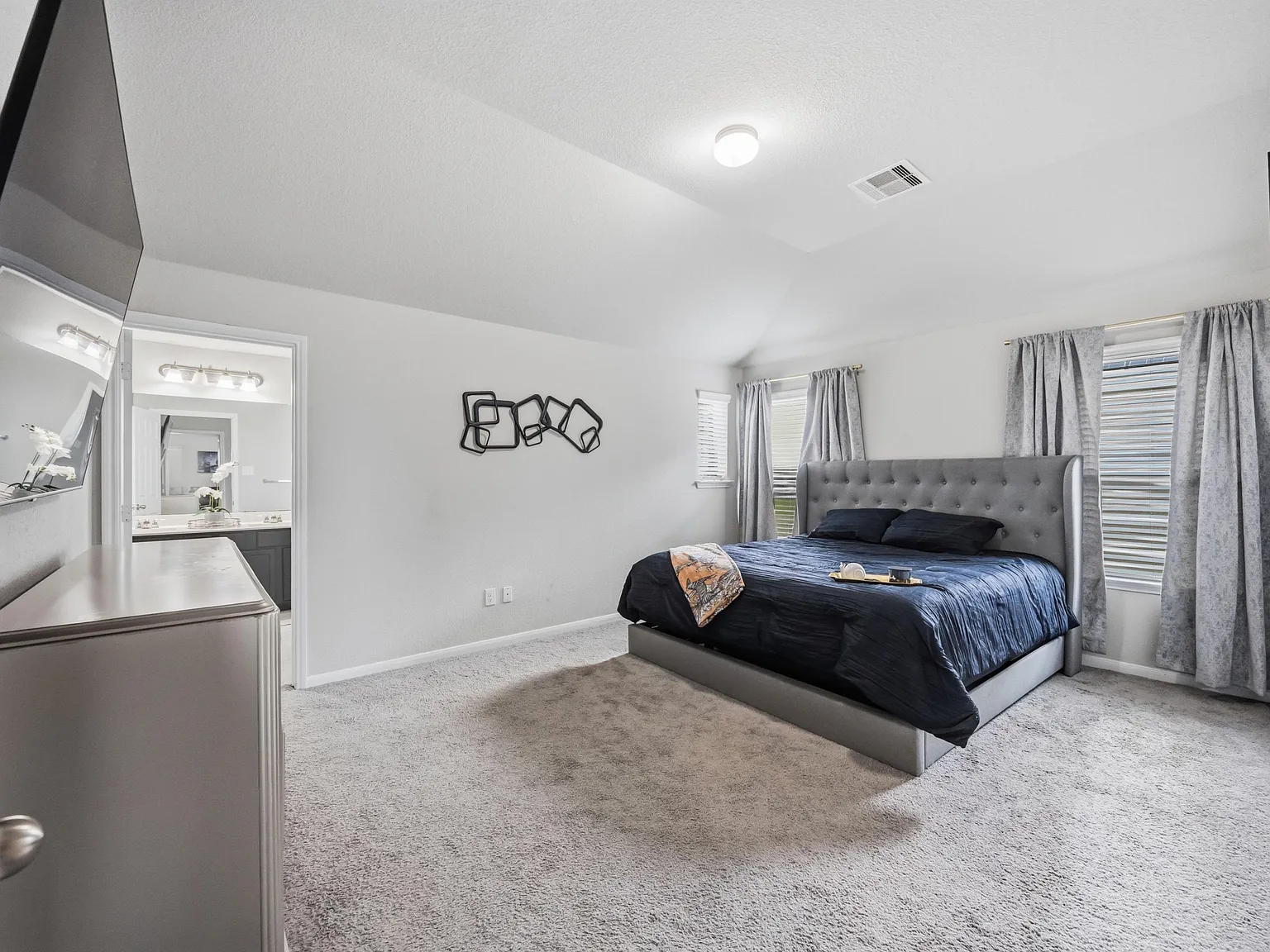 4 bed, 2.5 bath, 2620 sqft, $1,538 — Photo 2