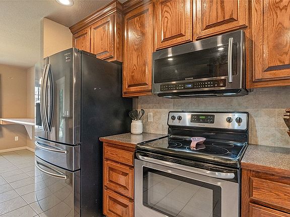 5th image of 601 Carlson St