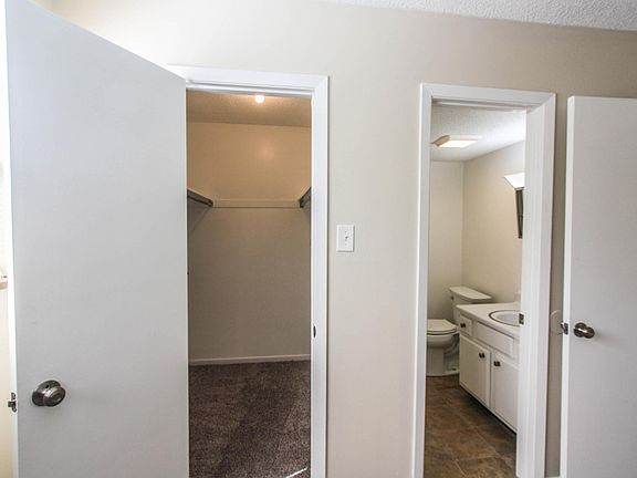5th image of 804 Flanders Ln APT 2