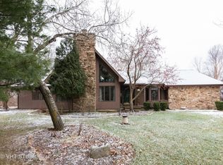 19 Fawn Ridge Dr, Oakwood Hills, IL 60013