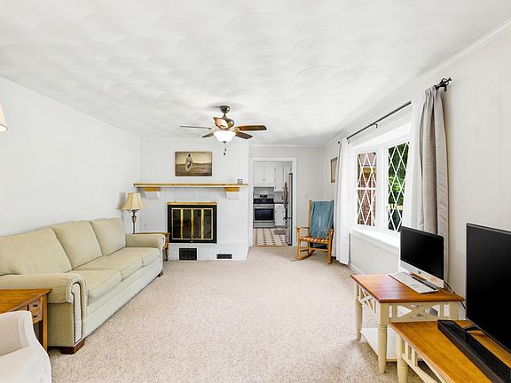 4th image of 204 Green Tree Dr