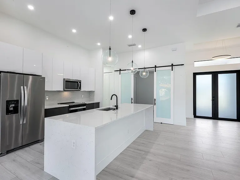 2107 SW 39th St — Photo 12