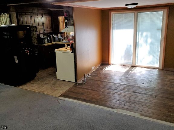 5th image of 21 E Brook Ln
