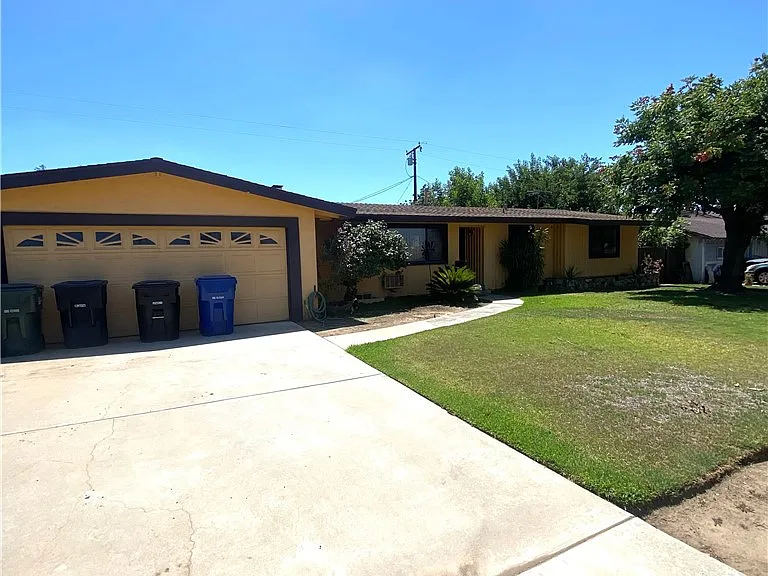 700 E Orangewood Dr — Photo 1