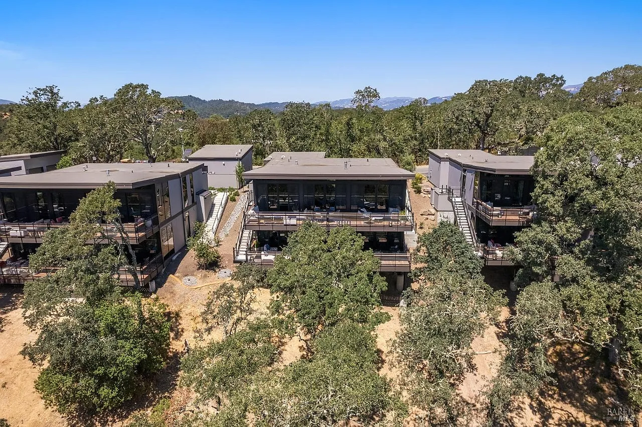 4 bed, 4.5 bath, 3132 sqft, $30,000 — Photo 2