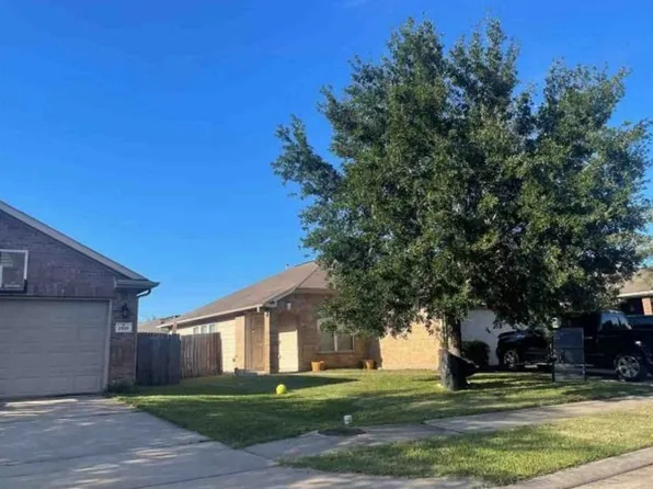 1523 Blossom Ln, Baytown, TX 77521