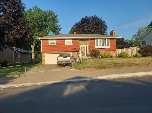 634 Greenway Ave N, Oakdale, MN 55128