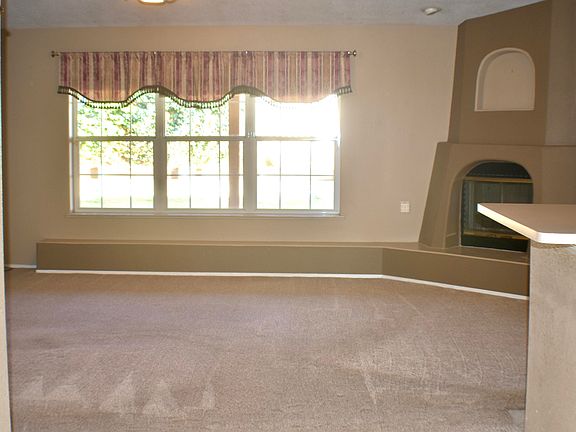 5th image of 1070 Parkview Dr
