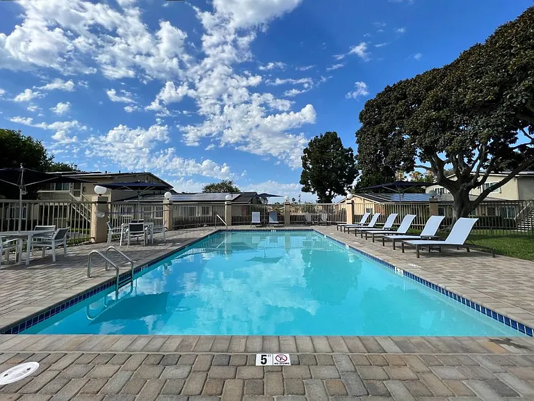 1555 Satellite Blvd — Photo 5