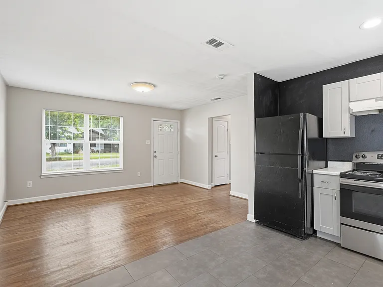 512 Freeman Dr — Photo 3