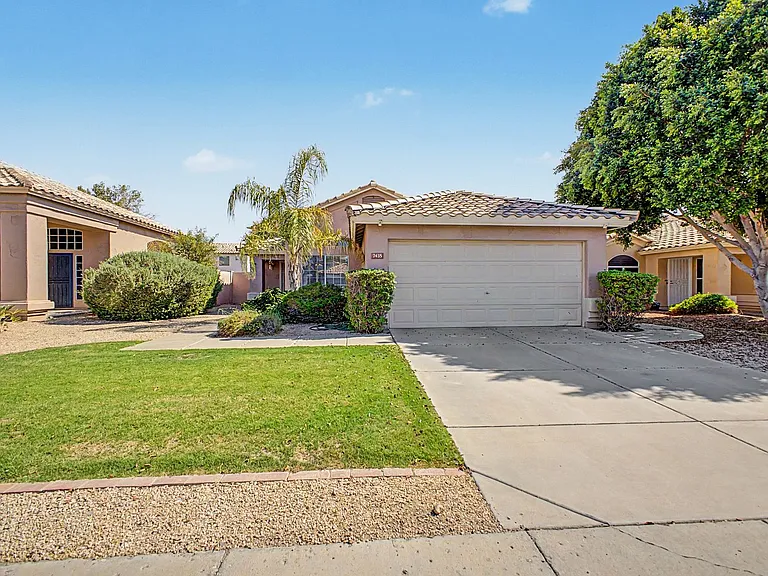 7435 W Louise Dr — Photo 1