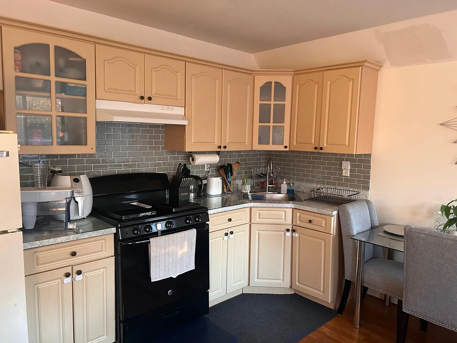 3 bed, 1055 sqft, $2,800 — Photo 2