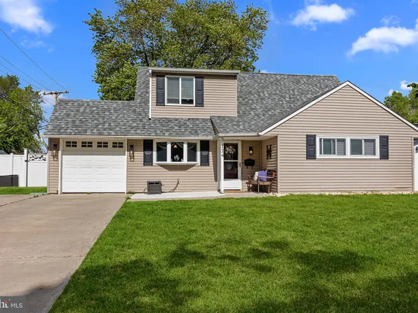 124 Highland Park Dr, Levittown, PA 19056