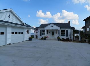 2104 Hickory Ln, Oshkosh, WI 54901