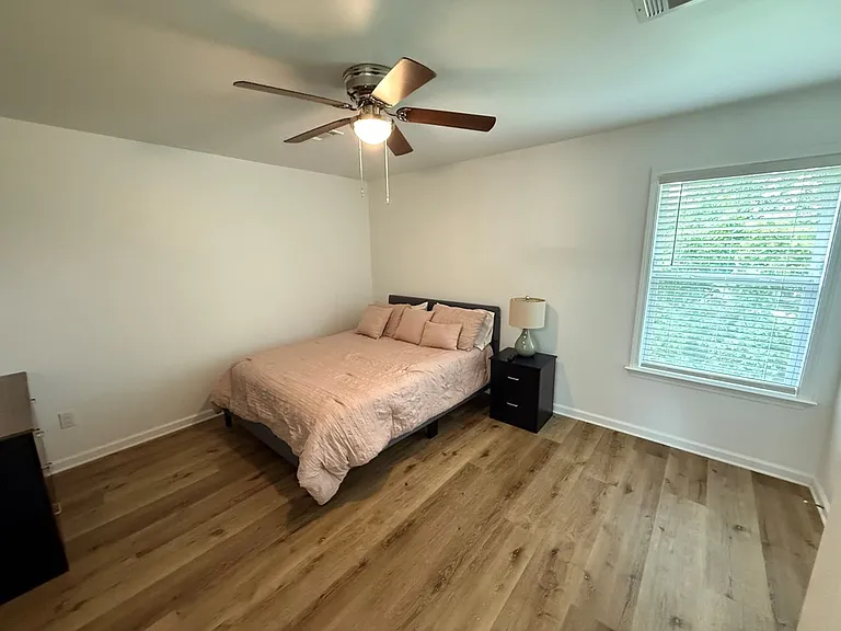 512 E Madison St — Photo 17