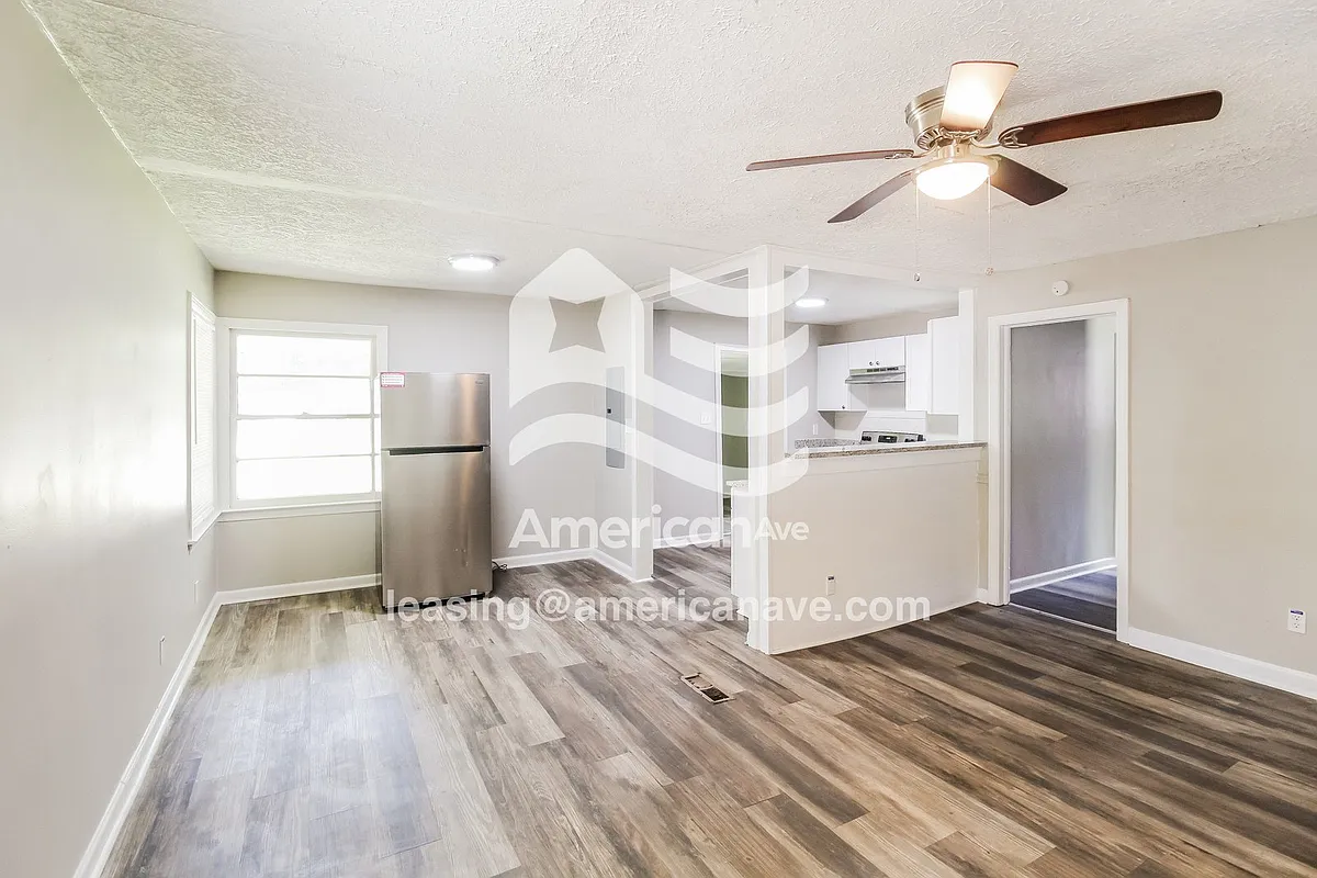1031153_002_living_room_13853607.jpg - 4231 Searcy St