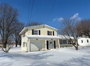 40 Roosevelt Dr, Lockport, NY 14094
