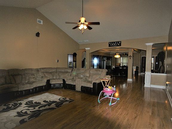 4th image of 10 Isaac Dr