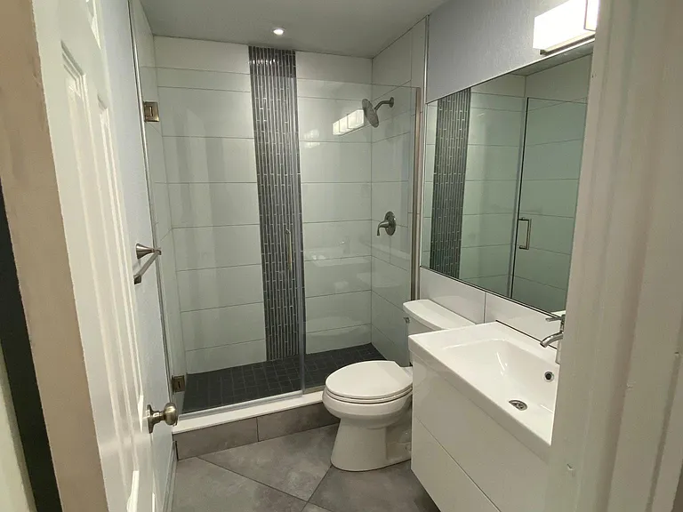 1721 W Walnut St — Photo 4
