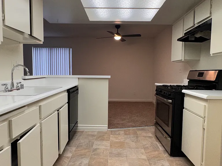 4901 Whitsett Ave #203 — Photo 9