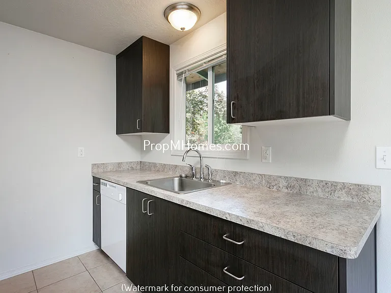15535 NE Glisan St #1 — Photo 5