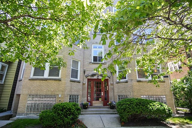 1st image of 3133 W Leland Ave #1