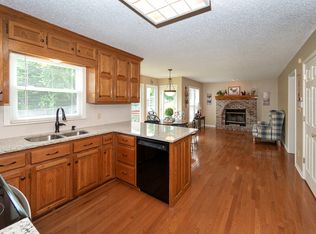 923 S Valley Dr, Lansing, KS 66043