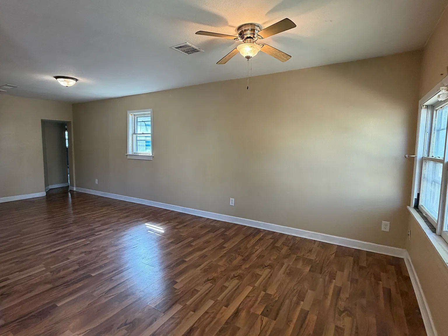 3 bed, 1.5 bath, 1336 sqft, $1,050 — Photo 2