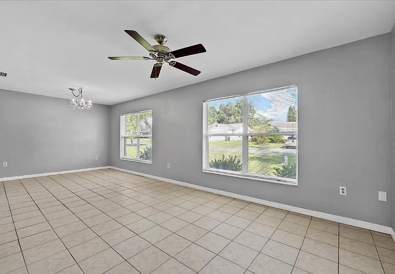 140 Poe Dr — Photo 4