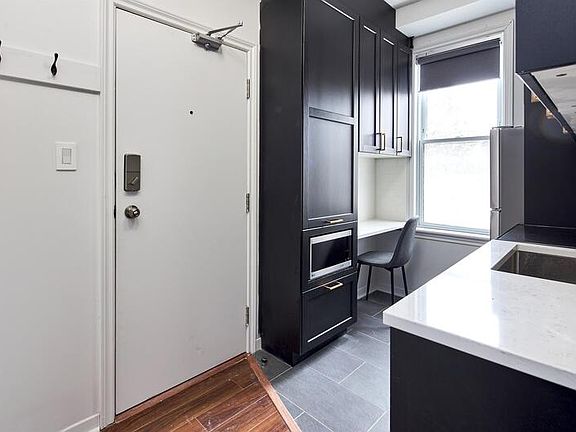 2nd image of 331 Catherine St Unit 4