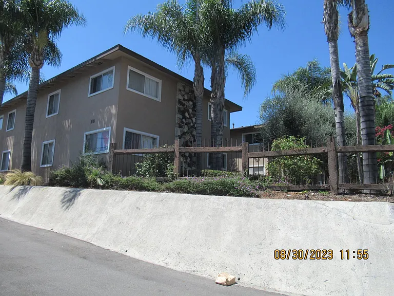 1724 E Route 66 — Photo 17