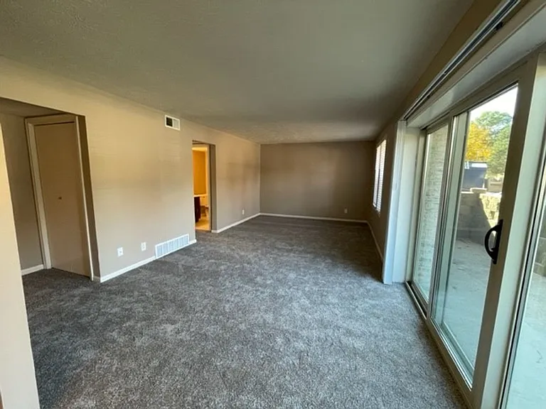 Bristol Square Apartments — Photo 65