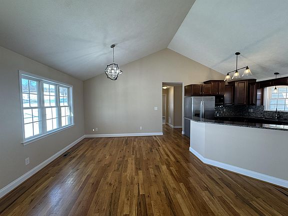 4th image of 32 Riverhead Dr