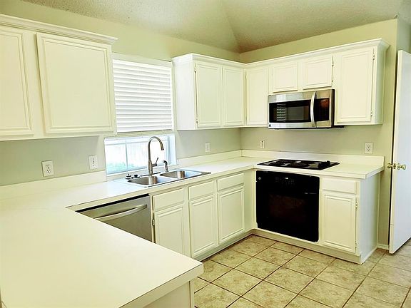 3rd image of 4241 Creekstone Dr