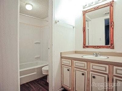 4th image of 120 NE 21st St APT 202