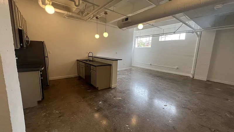 Building Photo - 305 6th St #202
