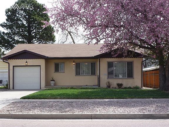 Covered 16' x 4' covered front porch