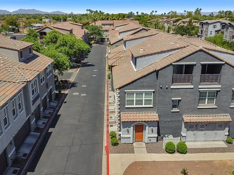 2256 E Huntington Dr — Photo 4