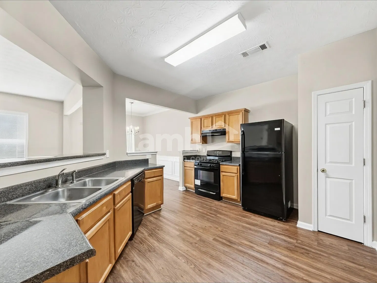 4 bed, 2.5 bath, 1919 sqft, $2,345 — Photo 3