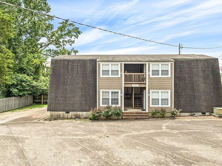 210 N Ross St #E — Photo 1