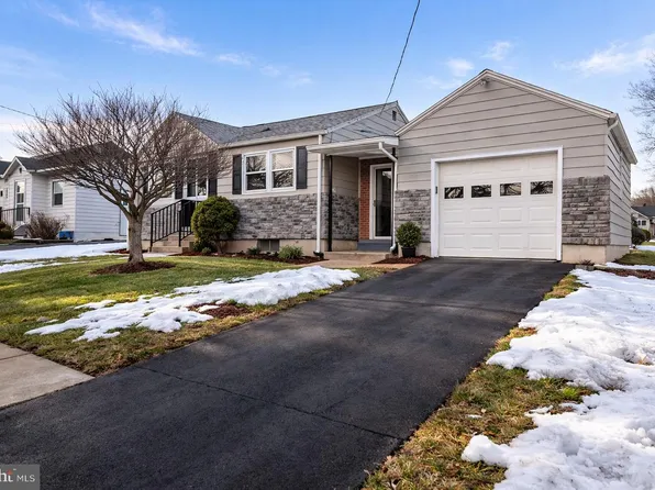 411 Indian Manor Dr, Leesport, PA 19533