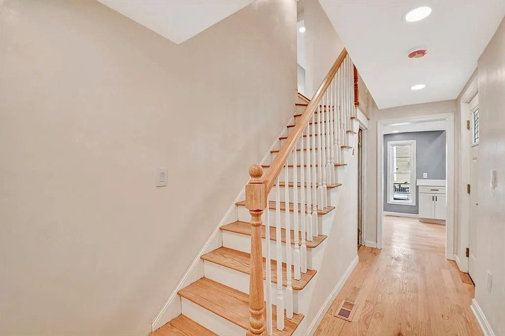3 bed, 2.0 bath, 1158 sqft, $3,000 — Photo 2