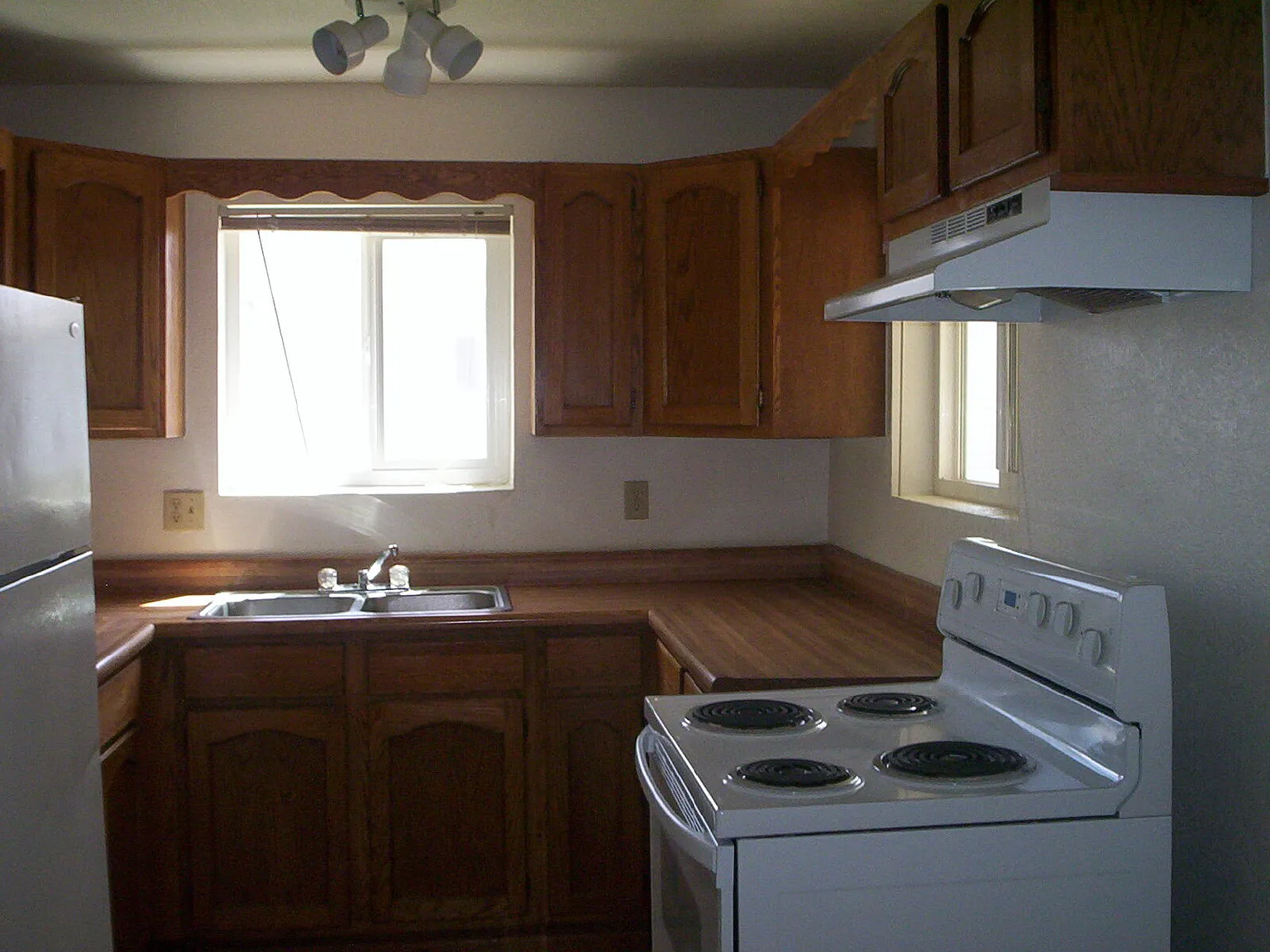 3 bed, 1.0 bath, 910 sqft, $1,795 — Photo 3