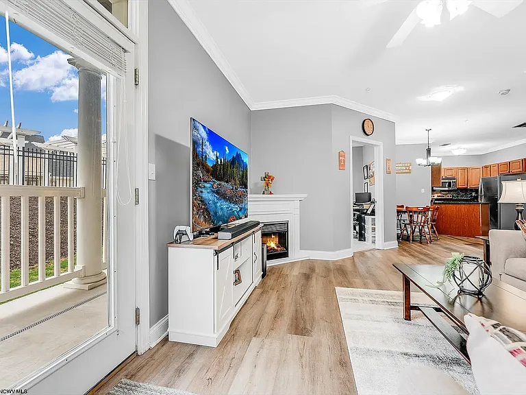 2511 Suncrest Vlg — Photo 17