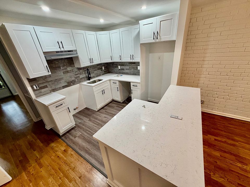 1st image of 115 Stonelea Pl